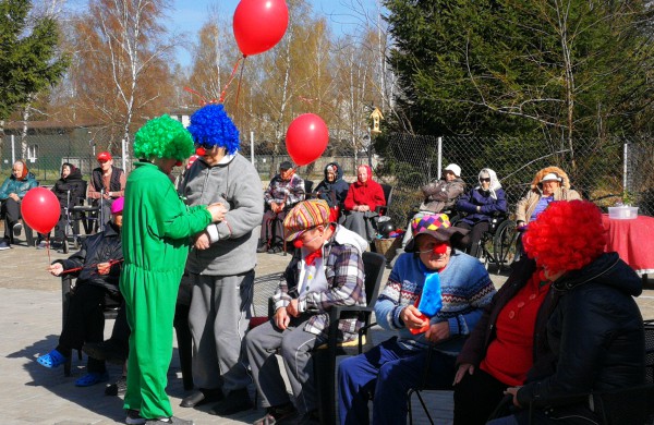Raudonos nosies akcijos klounai pralinksmino Jonavos r. globos namų gyventojus