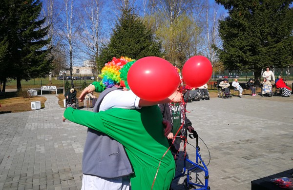 Raudonos nosies akcijos klounai pralinksmino Jonavos r. globos namų gyventojus
