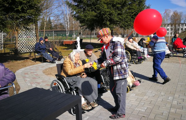 Raudonos nosies akcijos klounai pralinksmino Jonavos r. globos namų gyventojus