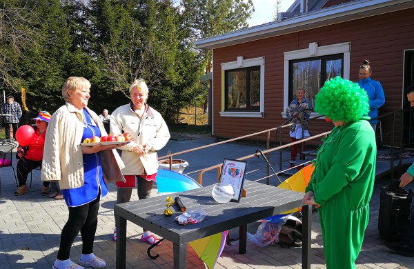 Raudonos nosies akcijos klounai pralinksmino Jonavos r. globos namų gyventojus
