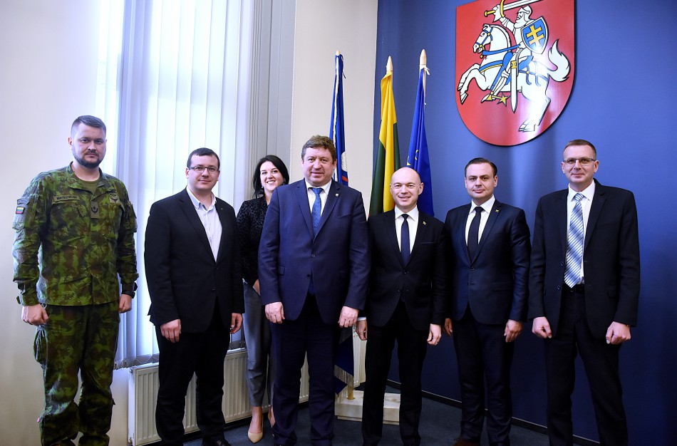 Krašto apsaugos ministras pažadų nedalijo 