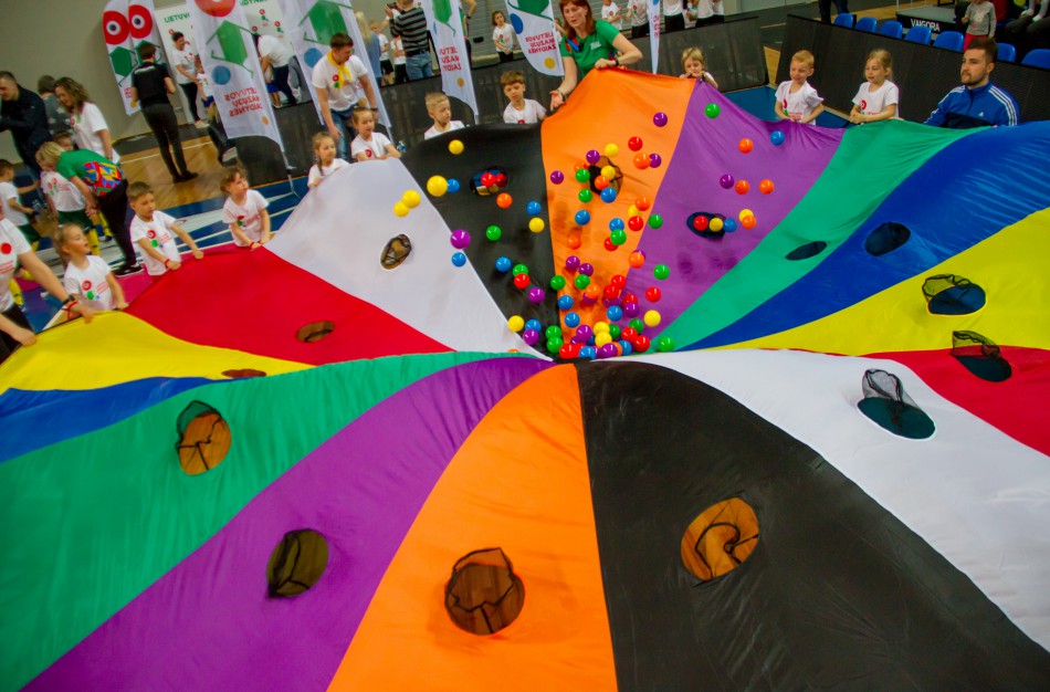 Šuolininkas R. Stanys apdovanojo daugiau nei šimtą sportuojančių darželinukų