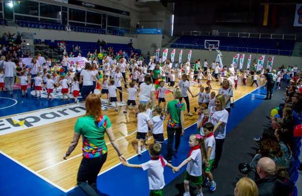 Šuolininkas R. Stanys apdovanojo daugiau nei šimtą sportuojančių darželinukų