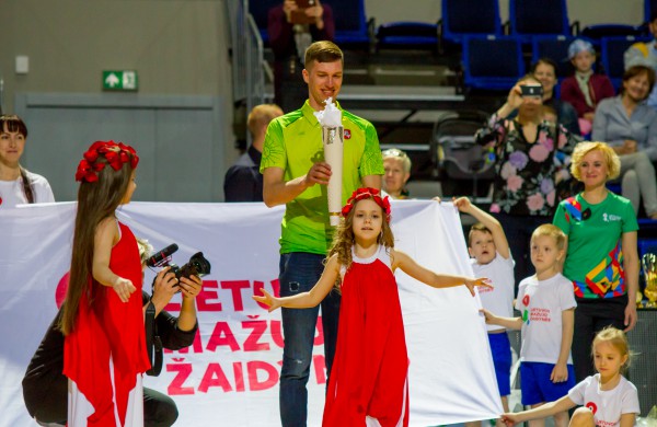 Šuolininkas R. Stanys apdovanojo daugiau nei šimtą sportuojančių darželinukų