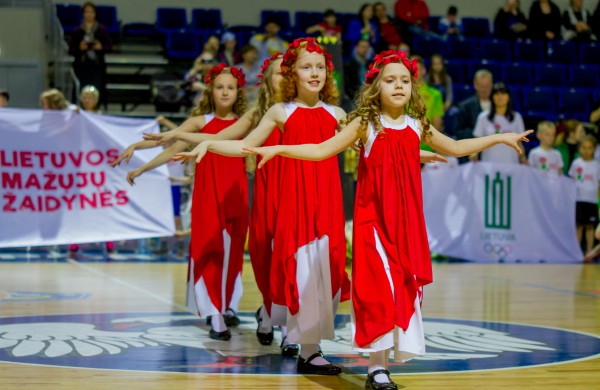 Šuolininkas R. Stanys apdovanojo daugiau nei šimtą sportuojančių darželinukų