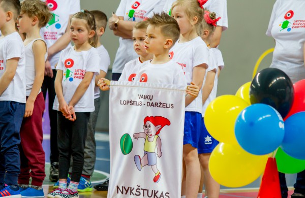 Šuolininkas R. Stanys apdovanojo daugiau nei šimtą sportuojančių darželinukų