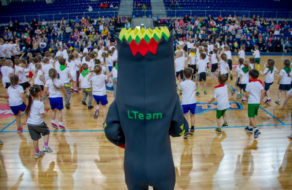 Šuolininkas R. Stanys apdovanojo daugiau nei šimtą sportuojančių darželinukų