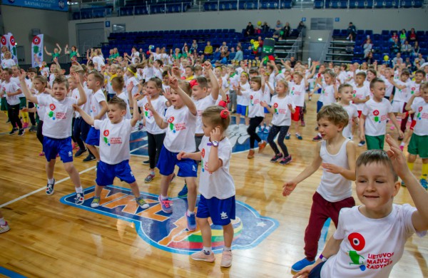 Šuolininkas R. Stanys apdovanojo daugiau nei šimtą sportuojančių darželinukų