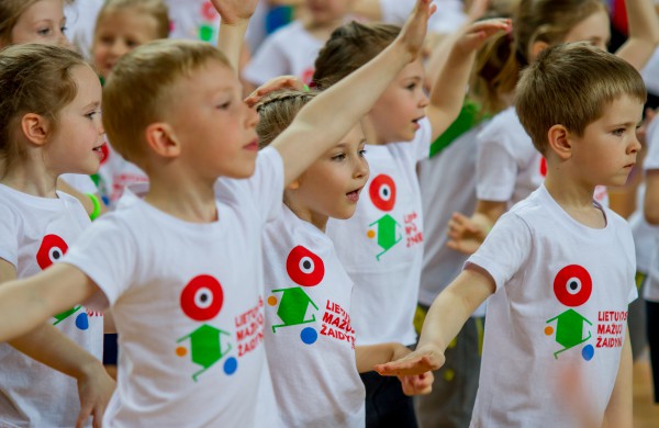 Šuolininkas R. Stanys apdovanojo daugiau nei šimtą sportuojančių darželinukų