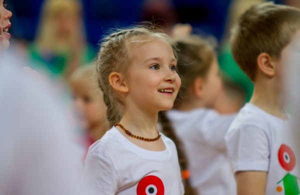 Šuolininkas R. Stanys apdovanojo daugiau nei šimtą sportuojančių darželinukų