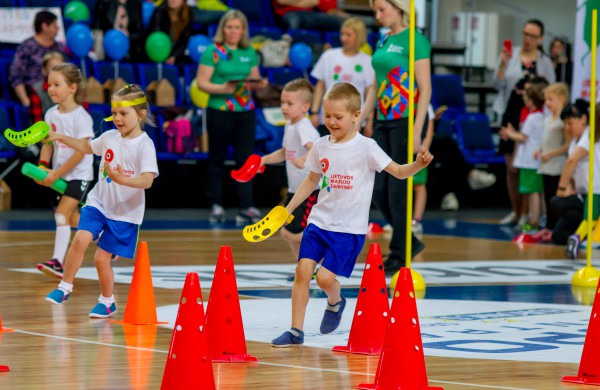 Šuolininkas R. Stanys apdovanojo daugiau nei šimtą sportuojančių darželinukų