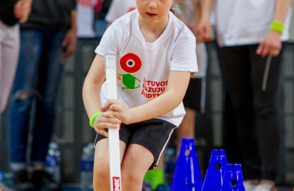 Šuolininkas R. Stanys apdovanojo daugiau nei šimtą sportuojančių darželinukų