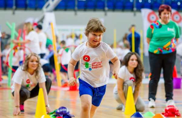 Šuolininkas R. Stanys apdovanojo daugiau nei šimtą sportuojančių darželinukų