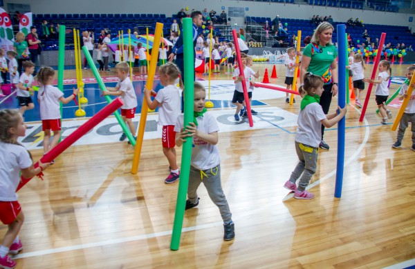 Šuolininkas R. Stanys apdovanojo daugiau nei šimtą sportuojančių darželinukų