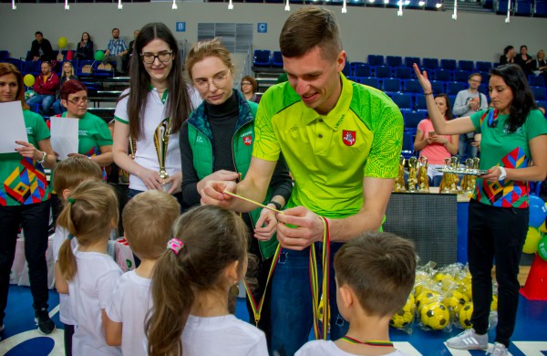 Šuolininkas R. Stanys apdovanojo daugiau nei šimtą sportuojančių darželinukų