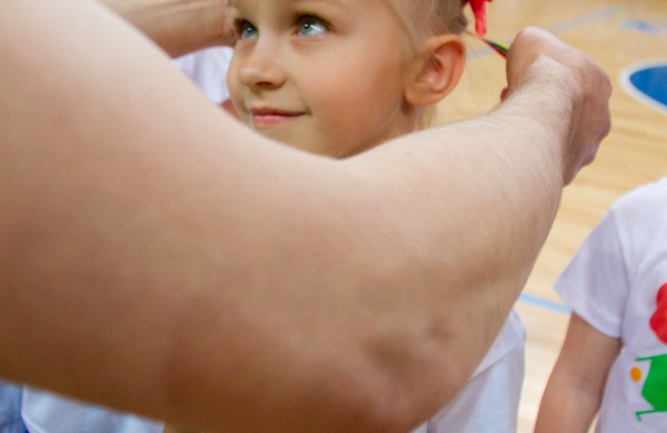 Šuolininkas R. Stanys apdovanojo daugiau nei šimtą sportuojančių darželinukų