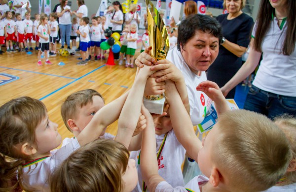 Šuolininkas R. Stanys apdovanojo daugiau nei šimtą sportuojančių darželinukų
