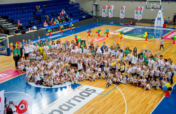 Šuolininkas R. Stanys apdovanojo daugiau nei šimtą sportuojančių darželinukų