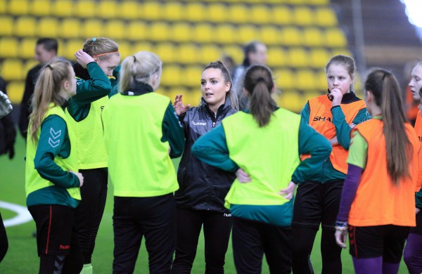 Merginas kelyje į Europos čempionatą lydi trenerė iš Jonavos