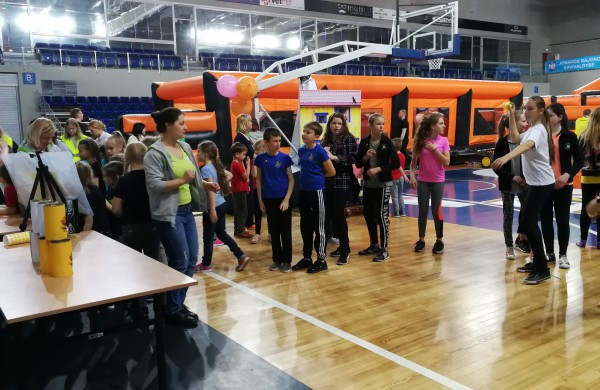 Jonavos sporto arenoje paminėtas sveikatą stiprinančių mokyklų veiklos 25-metis 