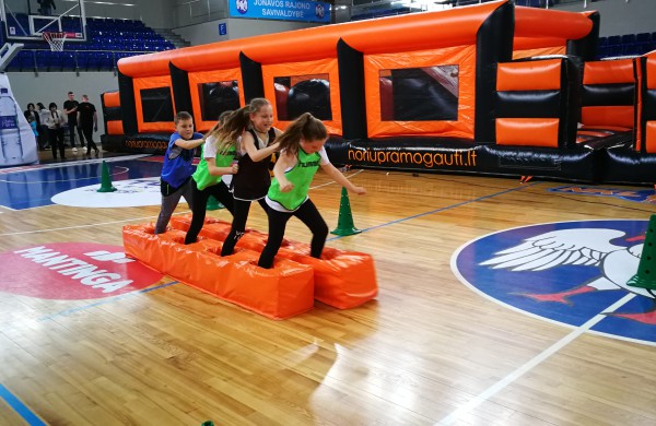 Jonavos sporto arenoje paminėtas sveikatą stiprinančių mokyklų veiklos 25-metis 