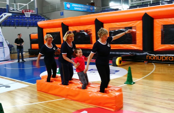 Jonavos sporto arenoje paminėtas sveikatą stiprinančių mokyklų veiklos 25-metis 