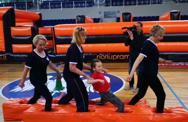 Jonavos sporto arenoje paminėtas sveikatą stiprinančių mokyklų veiklos 25-metis 