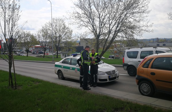 Dėl neblaivaus vairuotojo Vasario 16-osios gatvėje susidūrė trys automobiliai