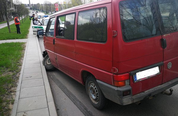 Dėl neblaivaus vairuotojo Vasario 16-osios gatvėje susidūrė trys automobiliai