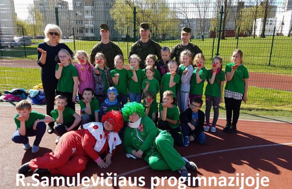 Raudonos nosies akcijos klounai užkariauja jonaviškių širdis