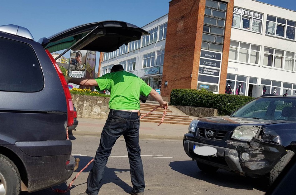Sudėtingas automobilio tempimas - teks remontuoti abi 