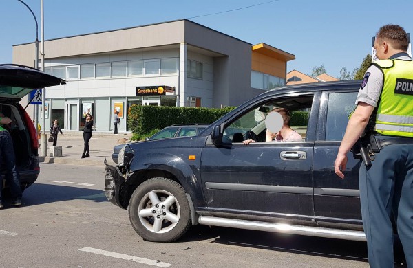 Sudėtingas automobilio tempimas - teks remontuoti abi 