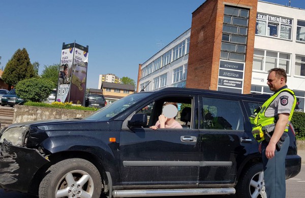 Sudėtingas automobilio tempimas - teks remontuoti abi 