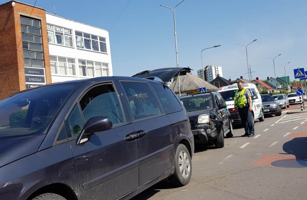 Sudėtingas automobilio tempimas - teks remontuoti abi 