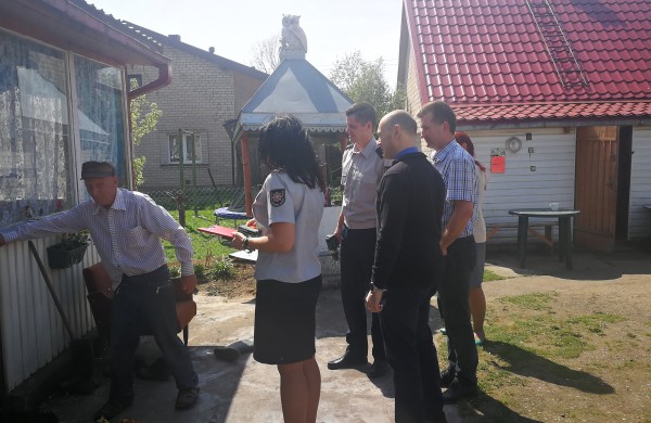 Ugniagesių akcijoje „Gyvenkime saugiai“ dalyvauja ir vietos valdžia  