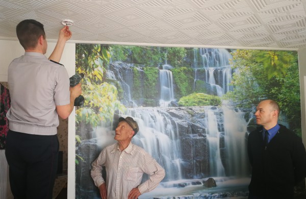 Ugniagesių akcijoje „Gyvenkime saugiai“ dalyvauja ir vietos valdžia  