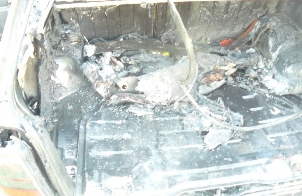 Ugnis apgadino automobilį