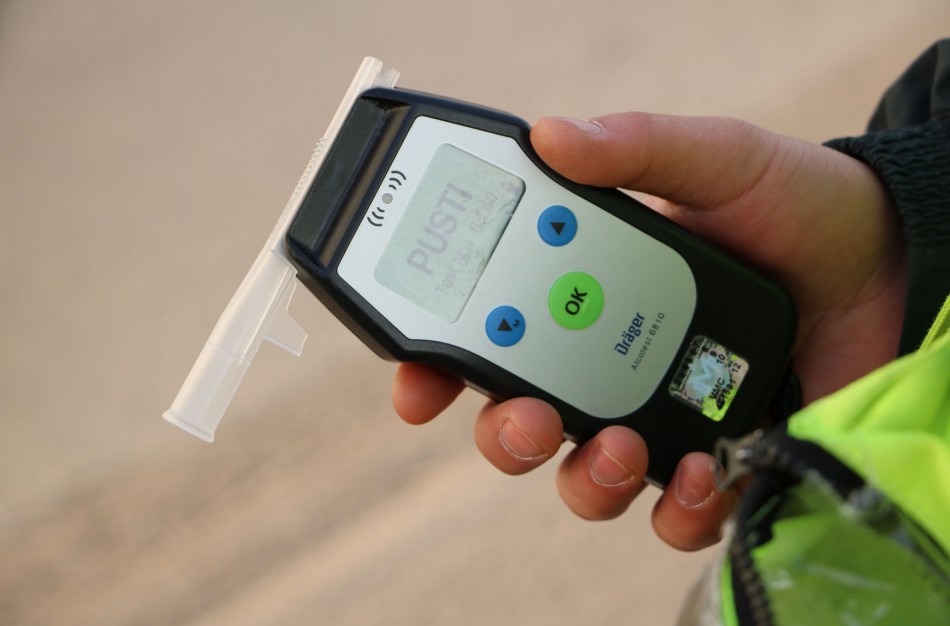 Girtas vairuotojas atsitrenkė į elektros stulpą