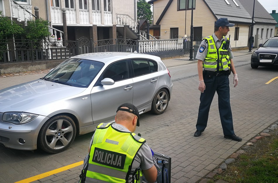 BMW automobilyje rasta galimai narkotinių medžiagų