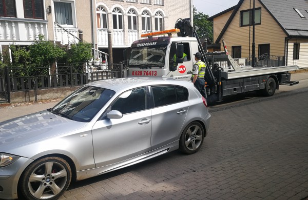 BMW automobilyje rasta galimai narkotinių medžiagų