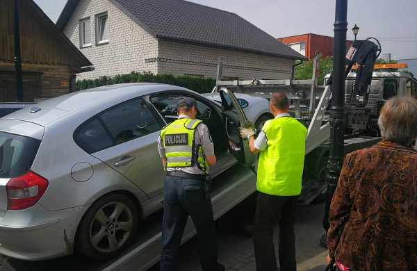 BMW automobilyje rasta galimai narkotinių medžiagų