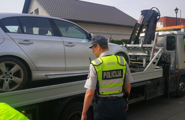 BMW automobilyje rasta galimai narkotinių medžiagų