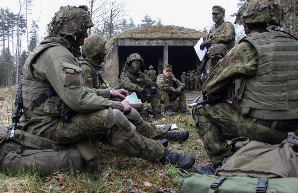 Po pusmečio tarnybos šauktiniai Egidijus ir Rytis: įgyta patirtis padės mums išgyventi ir nugalėti mūšio lauke