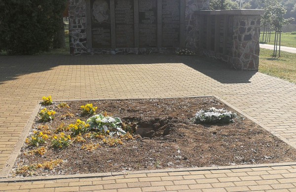 Jonavietė Teresė: „Dingo Memorialo kryžius – ar nebeliko nieko švento?“ 