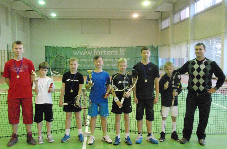 Jonavos tenisininkų viešnagė kalėdiniame turnyre