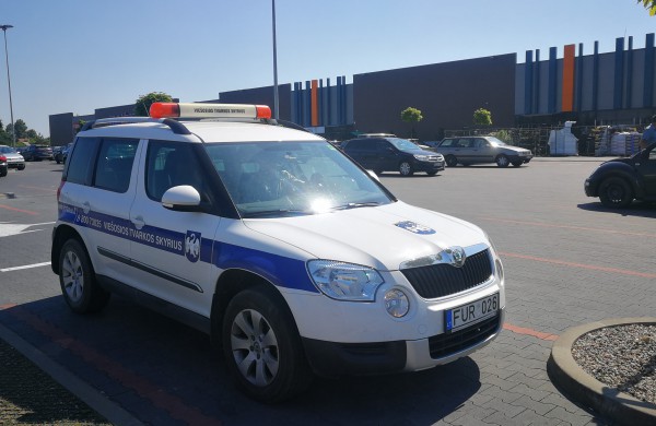 Ar prekybos centro aikštelė tampa automobilių sąvartynu?