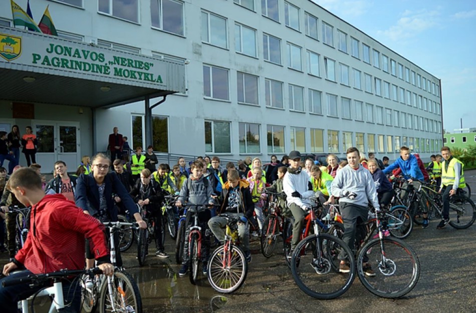 Jonavos „Neries“ pagrindinės mokyklos bendruomenė  laimėjo programos „Darni mokykla“ žaliąjį sertifikatą