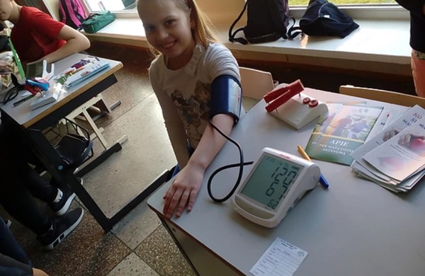 Jonavos „Neries“ pagrindinės mokyklos bendruomenė  laimėjo programos „Darni mokykla“ žaliąjį sertifikatą