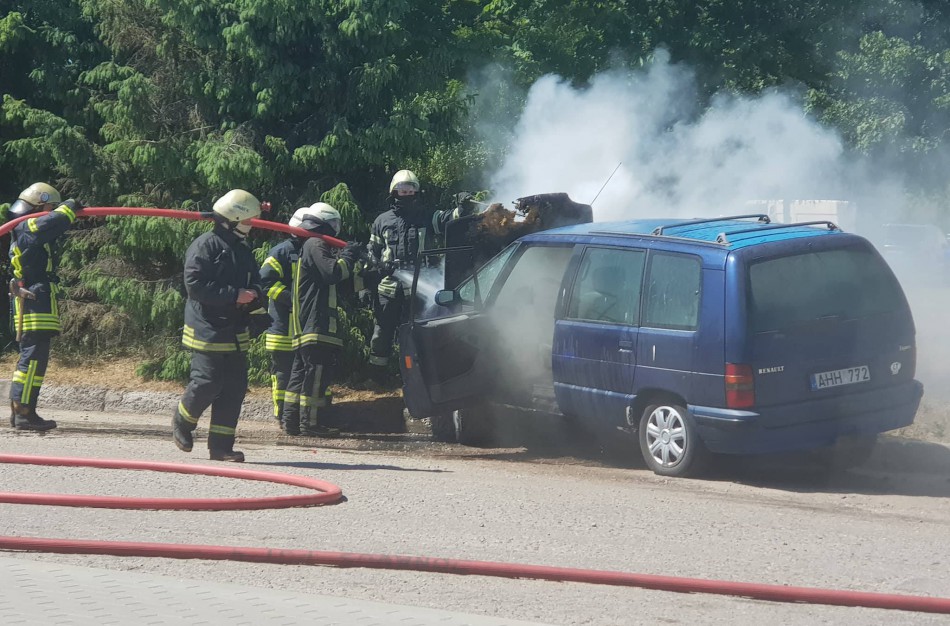 Dėl elektros instaliacijos gedimo užsidegė automobilis