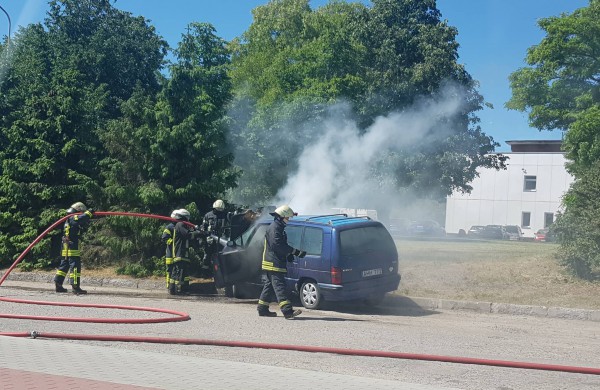 Dėl elektros instaliacijos gedimo užsidegė automobilis